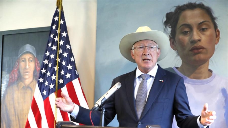 El embajador de EE.UU. en México, Ken Salazar, habla el 22 de agosto de 2024 durante una rueda de prensa en Ciudad de México (México). EFE/Mario Guzmán