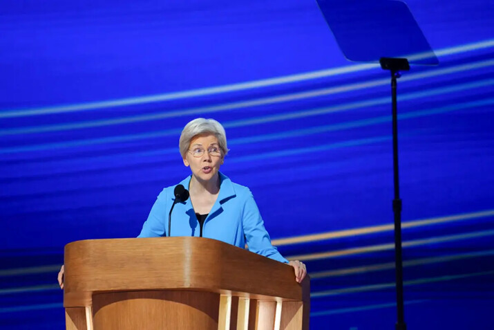 La senadora demócrata Elizabeth Warren habla durante el último día de la Convención Nacional Demócrata en Chicago, el 22 de agosto de 2024. (Madalina Vasiliu/The Epoch Times)