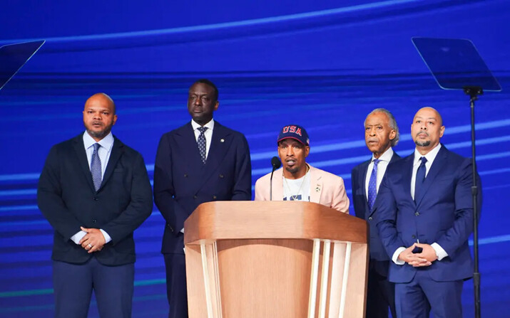 El activista Korey Wise (centro) habla en el escenario mientras los representantes de los “Cinco de Central Park”, (de izq. a der.) el activista Kevin Richardson, el concejal de Nueva York Dr. Yusef Salaam, y el activista Raymond Santana, junto con el reverendo Al Sharpton (2º der.) observan durante el último día de la Convención Nacional Demócrata en Chicago, el 22 de agosto de 2024. (Madalina Vasiliu/The Epoch Times)