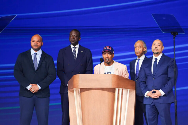 El activista Korey Wise (centro) habla en el escenario mientras los representantes de los “Cinco de Central Park”, (de izq. a der.) el activista Kevin Richardson, el concejal de Nueva York Dr. Yusef Salaam, y el activista Raymond Santana, junto con el reverendo Al Sharpton (2º der.) observan durante el último día de la Convención Nacional Demócrata en Chicago, el 22 de agosto de 2024. (Madalina Vasiliu/The Epoch Times)