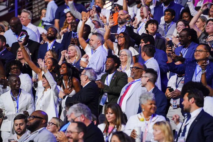 Delegados durante el último día de la Convención Nacional Demócrata en Chicago, el 22 de agosto de 2024. (Madalina Vasiliu/The Epoch Times)