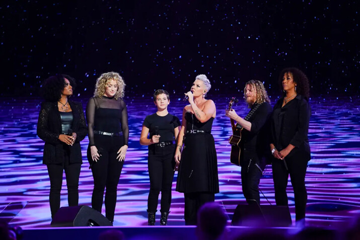 Pink se presenta durante el último día de la Convención Nacional Demócrata en Chicago, el 22 de agosto de 2024. (Madalina Vasiliu/The Epoch Times)