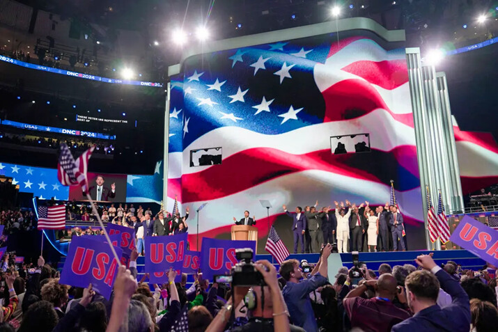 Legisladores demócratas en el escenario saludan a la multitud durante el último día de la Convención Nacional Demócrata en Chicago, el 22 de agosto de 2024. (Madalina Vasiliu/The Epoch Times)