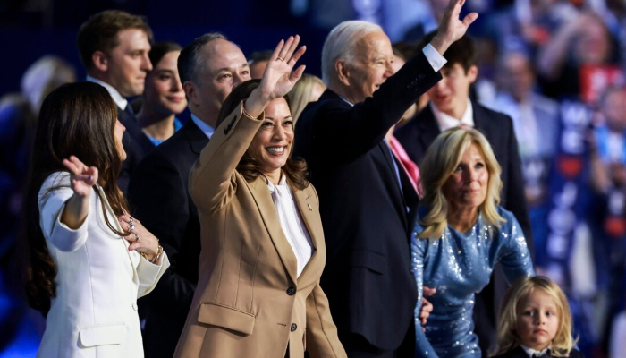 (I-D) Ashley Biden, la candidata presidencial demócrata, la vicepresidenta Kamala Harris, el presidente Joe Biden, y la primera dama Jill Biden en el escenario al final del primer día de la Convención Nacional Demócrata en Chicago, el 19 de agosto de 2024. (Joe Raedle/Getty Images)