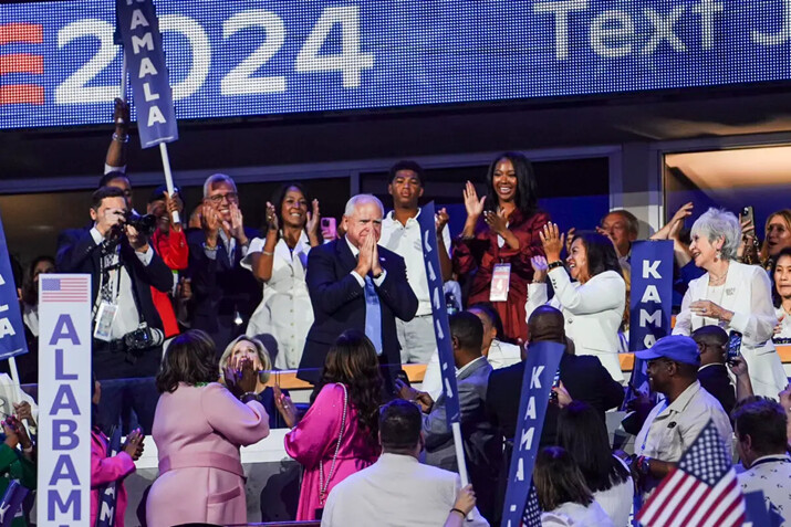 El candidato demócrata a la vicepresidencia y gobernador de Minnesota, Tim Walz, reacciona ante la llegada al escenario de la candidata presidencial demócrata, la vicepresidenta Kamala Harris, el último día de la Convención Nacional Demócrata en Chicago, el 22 de agosto de 2024. (Madalina Vasiliu/The Epoch Times)