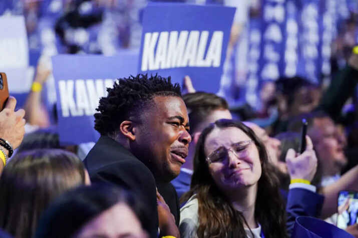 Los delegados reaccionan ante la llegada al escenario de la candidata presidencial demócrata, la vicepresidenta Kamala Harris, el último día de la Convención Nacional Demócrata en Chicago, el 22 de agosto de 2024. (Madalina Vasiliu/The Epoch Times)