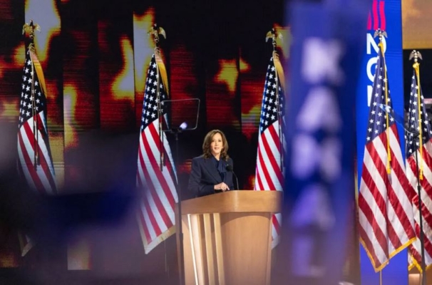 La candidata presidencial y vicepresidenta Kamala Harris habla en el DNC 2024 celebrado en Chicago, Illinois, el 22 de agosto de 2024. (John Fredricks/The Epoch Times)