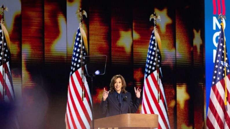 La candidata presidencial demócrata y vicepresidenta Kamala Harris habla en el DNC 2024 celebrado en Chicago el 22 de agosto de 2024. (John Fredricks/The Epoch Times)