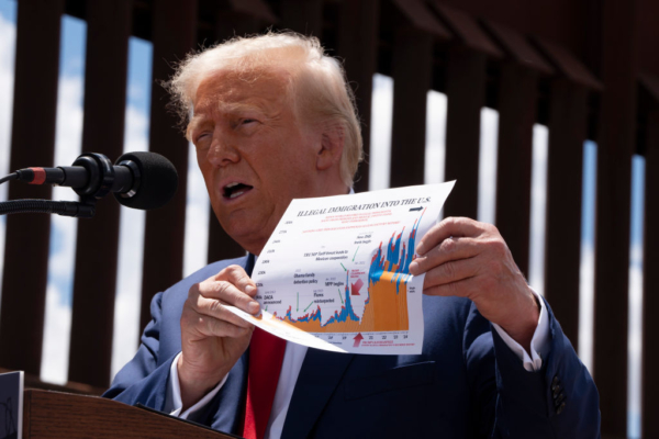 El candidato republicano a la presidencia de EE.UU. y expresidente Donald Trump habla en la frontera entre EE.UU. y México el 22 de agosto de 2024 al sur de Sierra Vista, Arizona. (Rebecca Noble/Getty Images)