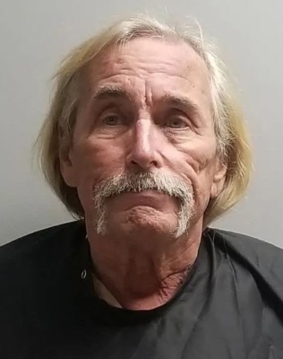 Ronald Lee Syvrud, de 66 años, es detenido en relación con las acusaciones de que amenazó de muerte al expresidente Donald Trump en las redes sociales, en una foto de fichaje publicada el 22 de agosto de 2024. (Cortesía de la oficina del sheriff del condado de Cochise)