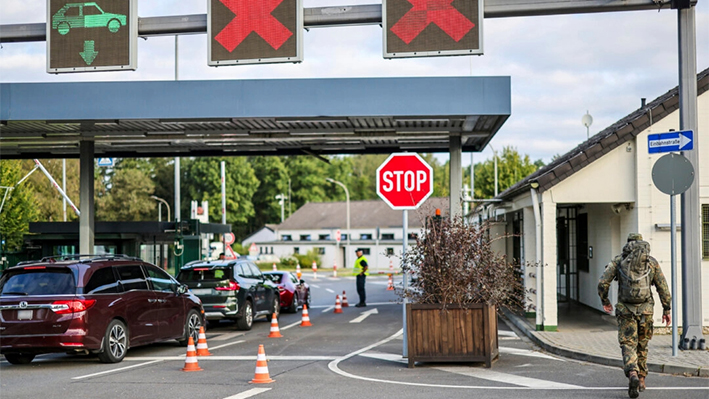 Soldados controlan la entrada a la base aérea de la OTAN, en Geilenkirchen, Alemania, 23 de agosto de 2024. Christoph Reichwein/dpa vía AP
