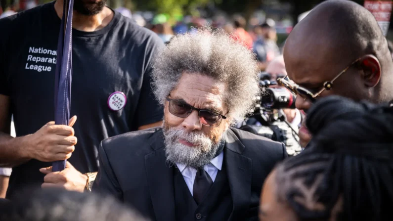 Cornel West habla durante una protesta por un alto el fuego en Gaza, en Chicago, el 22 de agosto de 2024. John Fredricks/The Epoch Times)
