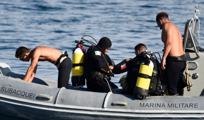 Buzos de la Marina italiana trabajan en el lugar de la búsqueda de un barco desaparecido, en Porticello, sur de Italia, el 22 de agosto de 2024. (Salvatore Cavalli/AP Photo)
