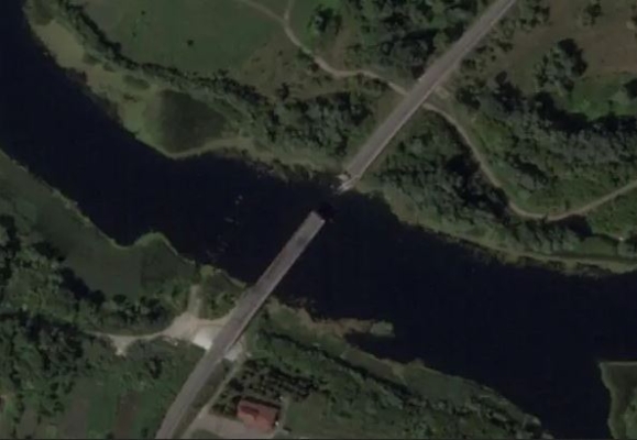 Una imagen de satélite muestra un puente derrumbado sobre el río Seym en el distrito de Glushkovo, tras un ataque ucraniano en la región de Kursk, Rusia, el 17 de agosto de 2024. 2024 (Planet Labs Inc./Handout via Reuters)