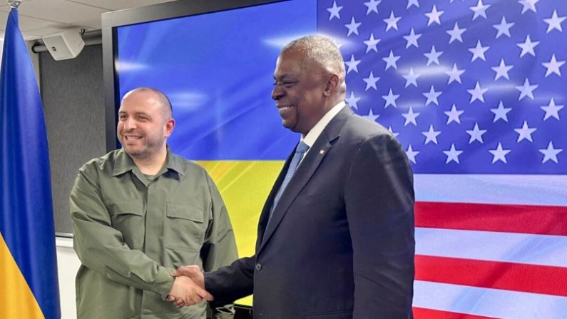 El ministro de Defensa ucraniano Rustem Umerov (izq.) saluda al secretario de Defensa de Estados Unidos, Lloyd Austin, antes de sus conversaciones en Kiev, Ucrania, el 20 de noviembre de 2023. (W.G. Dunlop/Pool/AFP vía Getty Images)