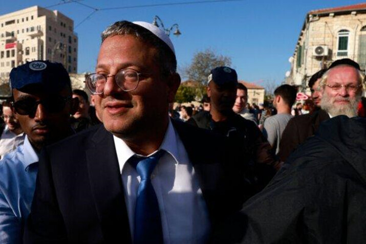 Itamar Ben Gvir, ministro de Seguridad Nacional de Israel y líder del partido de extrema derecha Otzma Yehudit (Poder Judío), llega para visitar el mercado Mahane Yehuda de Jerusalén, el 30 de diciembre de 2022. (Menahem Kahana/AFP)