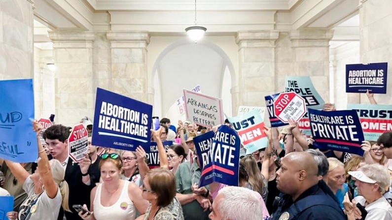 Partidarios y opositores de una propuesta de ley para reducir la prohibición del aborto en Arkansas sostienen carteles en el Capitolio estatal en Little Rock, Arkansas, el 5 de julio de 2024. (Andrew DeMillo/Foto AP)