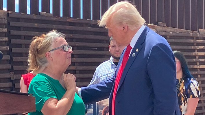 El expresidente Donald Trump (dcha.) con Patty Morin (izq.) durante una visita al muro fronterizo en Montezuma Pass, condado de Cochise, Arizona, el 22 de agosto de 2024. (Janice Hisle/The Epoch Times)
