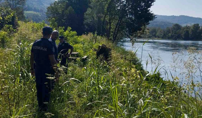 Agentes de la policía serbia registran una orilla del río Drina cerca de la ciudad de Ljubovija, Serbia, el 22 de agosto de 2024. (Ministerio del Interior de Serbia vía AP)
