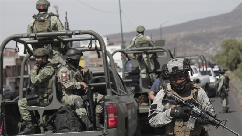 Imagen de archivo de miembros del Ejército Mexicano y de la Guardia Nacional que patrullan las principales en la Ciudad de Morelia en el estado de Michoacán (México). EFE/ Iván Villanueva