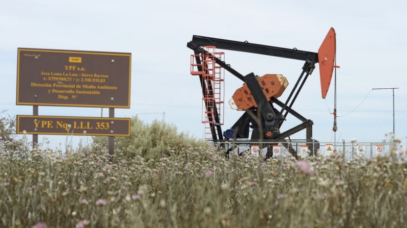 Vista de un pumpjack de la petrolera argentina YPF para extraer petróleo de un pozo en Loma La Lata, cerca del yacimiento de esquisto bituminoso de Vaca Muerta, en la provincia patagónica de Neuquén, a unos 1180 km al suroeste de Buenos Aires, Argentina, el 4 de diciembre de 2014. (Juan Mabromata/AFP vía Getty Images)