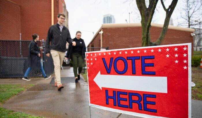 Los votantes llegan al centro de votación de la Iglesia Bautista Primitiva Mt. Moriah durante las primarias de Carolina del Norte el Súper Martes en Charlotte, Carolina del Norte, el 3 de marzo de 2020. (Logan Cyrus/AFP vía Getty Images)