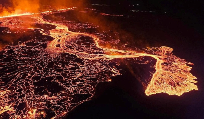 La lava brota y fluye tras la erupción de un volcán en la península de Reykjanes, cerca de Grindavik, Islandia, como se ve en esta imagen obtenida el 23 de agosto de 2024. (Protección Civil de Islandia/Handout via Reuters)
