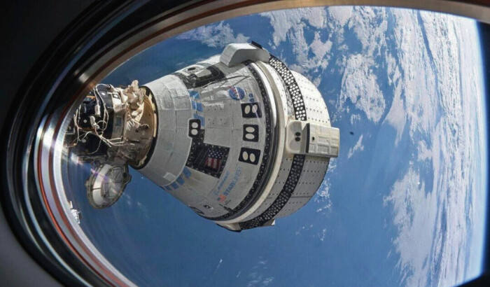 La nave espacial Starliner de Boeing, que lanzó a los astronautas Butch Wilmore y Suni Williams a la Estación Espacial Internacional, se acopló al puerto delantero del módulo Harmony el 3 de julio de 2024, vista desde una ventana de la nave espacial Dragon Endeavour de SpaceX acoplada al puerto adyacente. (NASA vía AP)