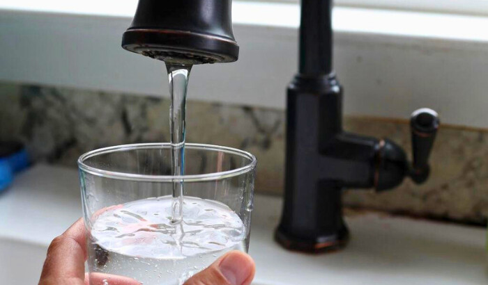 El agua de un grifo llena un vaso en San Anselmo, California, el 6 de julio de 2023. (Justin Sullivan/Getty Images)