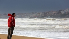 Fallece argentino en una playa de España tras ser encontrado inconsciente en el agua