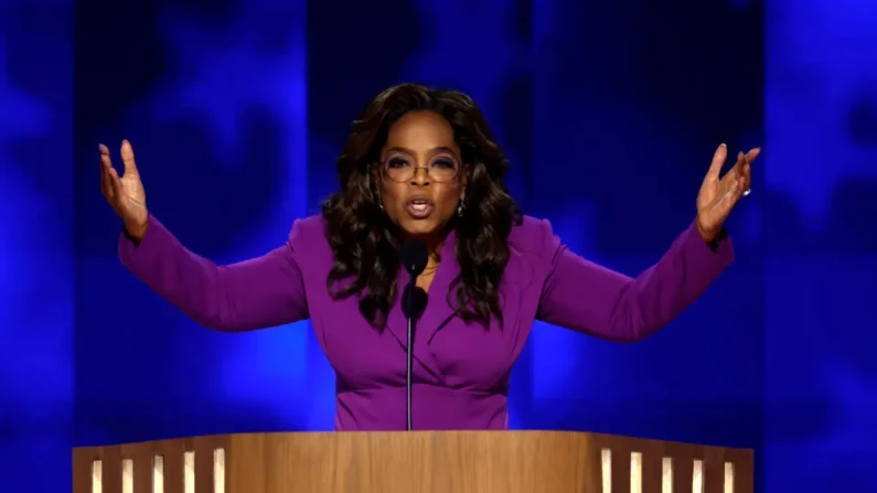 La presentadora de programas de entrevistas Oprah Winfrey habla en el escenario durante el tercer día de la Convención Nacional Demócrata en el United Center en Chicago, Illinois, el 21 de agosto de 2024. (Chip Somodevilla/Getty Images)