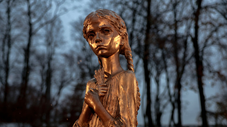 Detalle de una estatua llamada «El amargo recuerdo de la infancia», donde la gente reza, deposita flores y velas. Se encuentra en el Museo del Genocidio Holodomor que conmemora la víctimas de la Hambruna del Terror o la Gran Hambruna, una hambruna provocada por el hombre en la Ucrania soviética de 1932 a 1933 que mató a millones de ucranianos. Imagen del 26 de noviembre de 2022 en Kiev, (Jeff J Mitchell/Getty Images)