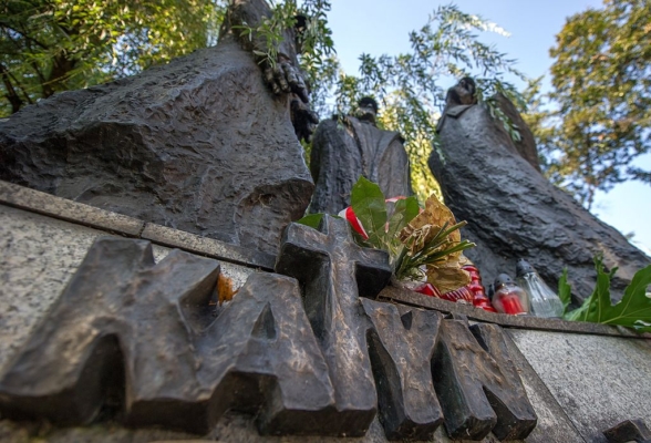 Flores y velas descansan sobre un monumento dedicado a las víctimas de Katyn en el 75 aniversario de la invasión soviética de Polonia al comienzo de la Segunda Guerra Mundial, en Katowice, Polonia, el 17 de septiembre de 2014. (Joe Klamar/AFP via Getty Images)