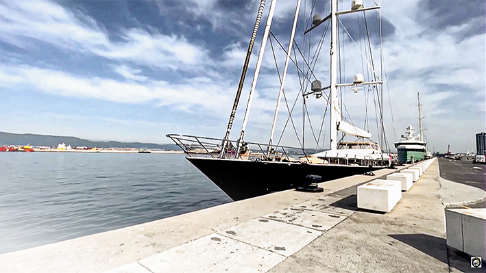 El yate Bayesian atracado en un puerto del territorio británico de ultramar de Gibraltar, en una foto de archivo. (Ilustración de The Epoch Times, @dannywheelz vía TMX/Reuters)
