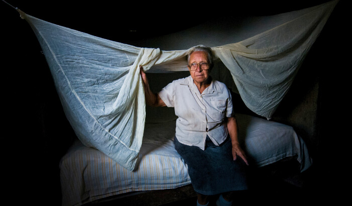 Una anciana se sienta en su cama en Holguín, Cuba, el 27 de abril de 2012. (STR/AFP/GettyImages)