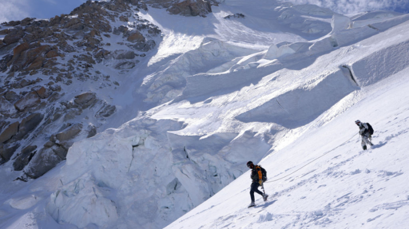 Alpinistas descienden sobre nieve y hielo desde el pico Mont Blanc du Tacul hacia la cuenca del Col du Midi a unos 3600 metros en la cordillera del macizo del Mont Blanc el 02 de julio de 2024 cerca de Chamonix-Mont-Blanc, Francia. (Sean Gallup/Getty Images)