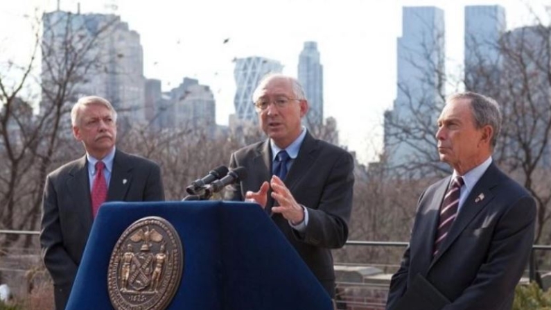 El secretario del Interior de Estados Unidos, Ken Salazar, promueve la iniciativa America's Great Outdoors en Central Park, Nueva York, en esta foto de archivo. (Amal Chen/The Epoch Times)