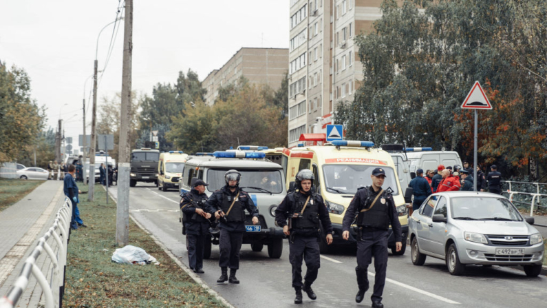 Policías caminan cerca de la escena de un tiroteo en Izhevsk (Rusia), en una fotografía de archivo. (Maria Baklanova/Kommersant Photo/AFP vía Getty Images)