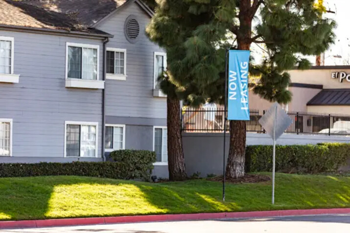 La nueva ordenanza de Carlsbad también prohibirá fumar y vapear en aparcamientos de apartamentos y condominios, vestíbulos y otras zonas comunitarias. (John Fredricks/The Epoch Times)