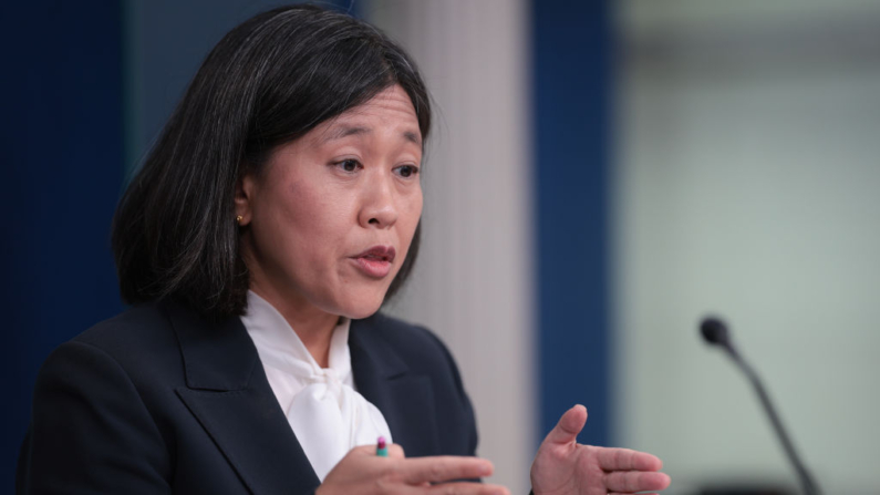 La representante de Comercio de Estados Unidos, Katherine Tai, responde a las preguntas durante la rueda de prensa diaria en la Casa Blanca el 14 de mayo de 2024 en Washington, DC. (Win McNamee/Getty Images)