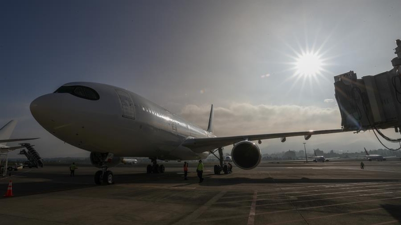 Fotografía de archivo en donde se ve un avión en el Aeropuerto Internacional Mariscal Sucre en Quito (Ecuador). EFE/José Jácome