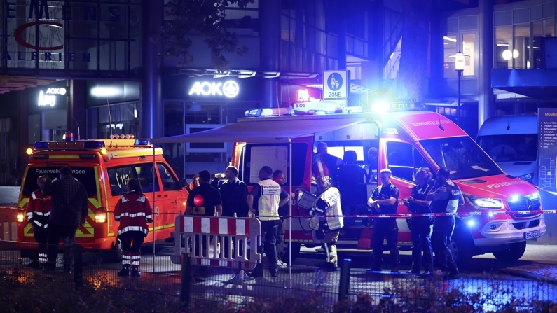 Servicios de emergencia tras un ataque con cuchillo durante el festival de la ciudad en una calle de Solingen, Alemania. (EFE/EPA/CHRISTOPHER NEUNDORF)