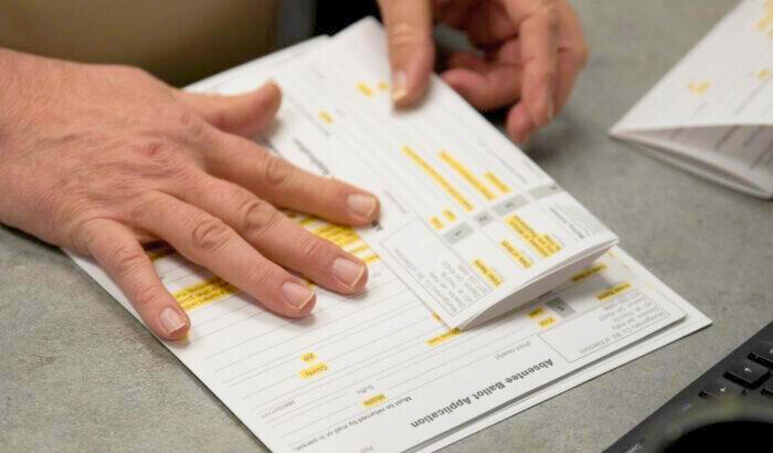 Un trabajador electoral del condado prepara boletas de voto en ausencia, en Dayton, Ohio, el 17 de marzo de 2020. (Megan Jelinger/AFP vía Getty Images)