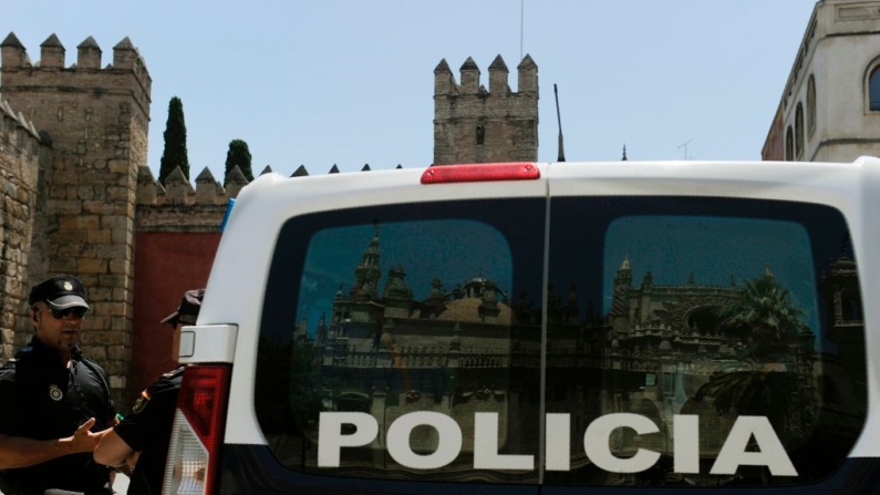 Una imagen tomada el 8 de julio de 2016 muestra el reflejo de la Catedral de Sevilla en una las ventanas de una furgoneta de la Policía Nacional española que patrulla frente al Alcázar de Sevilla, en Sevilla (España). (Cristina Quicler/AFP vía Getty Images)