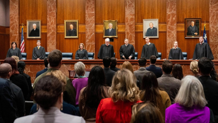 Jueces de la Corte Suprema de Texas llegan para escuchar los argumentos de los litigantes en la Corte Suprema de Texas en Austin el 28 de noviembre de 2023. (Suzanne Cordeiro/AFP vía Getty Images)