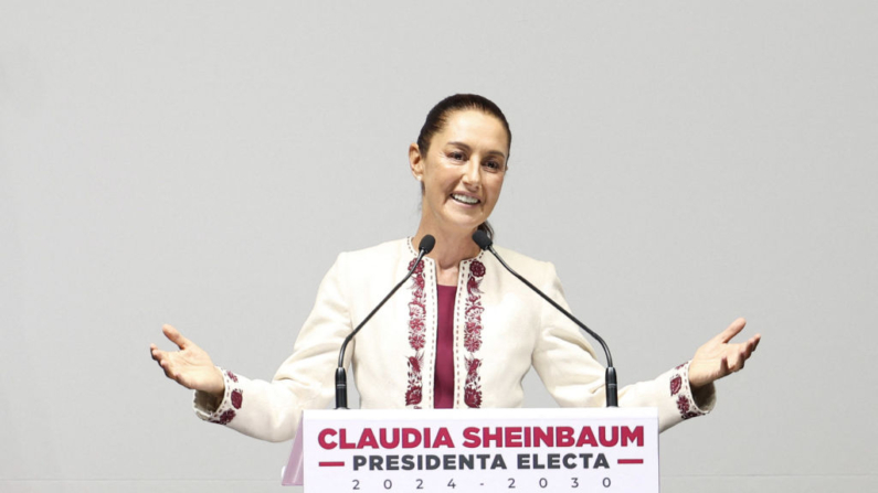 La presidenta electa de México, Claudia Sheinbaum, habla tras recibir el certificado de su victoria en las elecciones presidenciales del 2 de junio en el Teatro Metropolitan de Ciudad de México (México) el 15 de agosto de 2024. (Silvana Flores/AFP vía Getty Images)