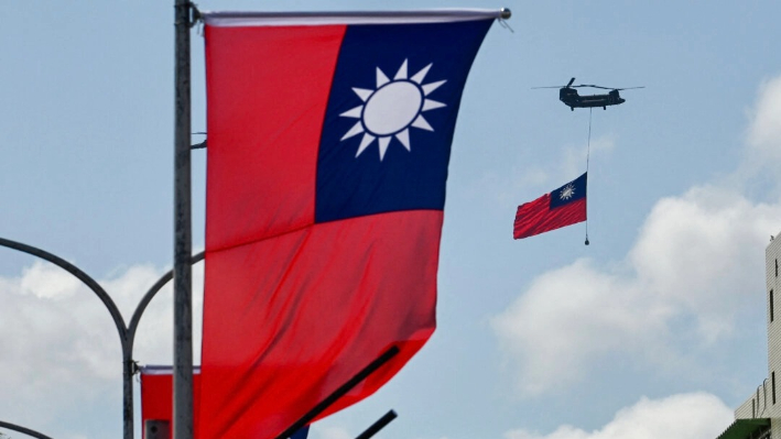 Un helicóptero CH-47 Chinook lleva una bandera de Taiwán durante las celebraciones del día nacional en Taipei, Taiwán, el 10 de octubre de 2021. (Sam Yeh/AFP vía Getty Images)