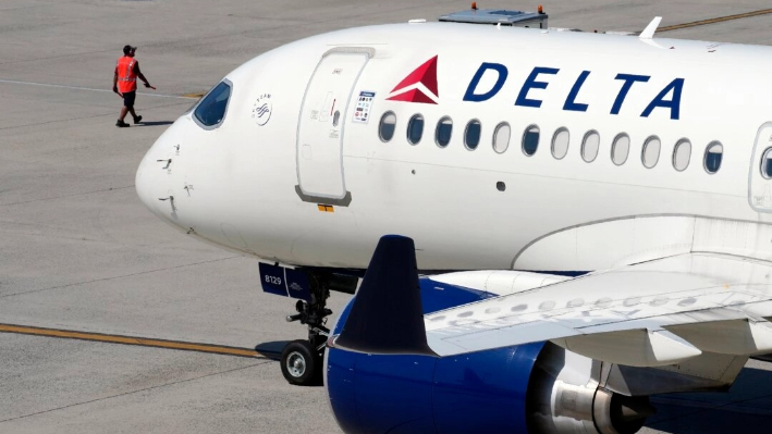 Un avión de Delta Air Lines sale de la puerta de embarque del Aeropuerto Internacional Logan de Boston el 19 de julio de 2024. )Michael Dwyer/Foto AP)
