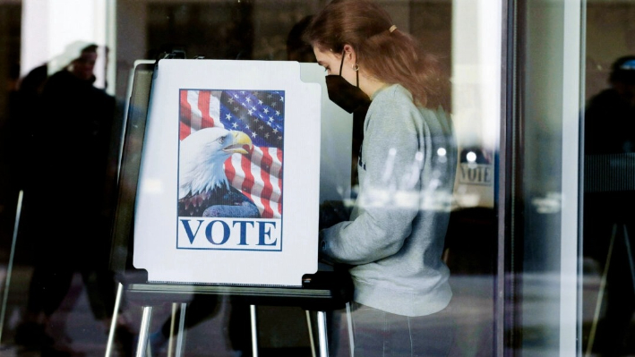 Varias personas depositan su voto anticipado en las elecciones generales en la Universidad de Michigan, en Ann Arbor, el 7 de noviembre de 2022. (Eff Kowalsky/AFP vía Getty Images)