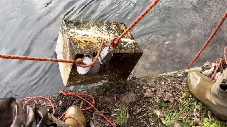 La caja fuerte pescada en el río. (SWNS)